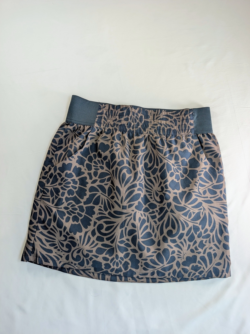 GAP Floral Print Elastic-Waist Skirt in Taupe and Black